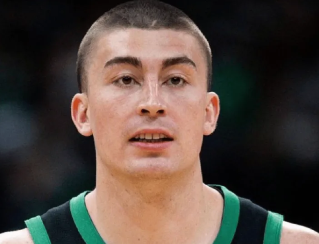 NBA常规赛，凯尔特人主场131-95战胜灰熊。
全场比赛，凯尔特人后卫佩顿-普