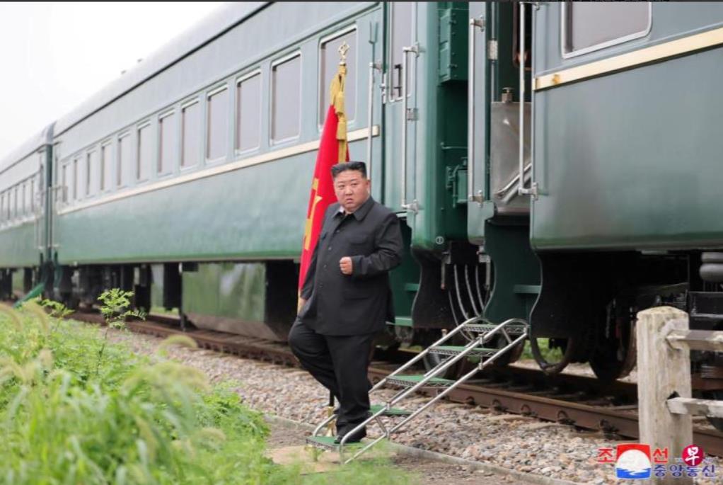 金正恩最新动态。
朝鲜中央广播电台报道，朝鲜领导人金正恩1日搭乘专列从平壤启程赴