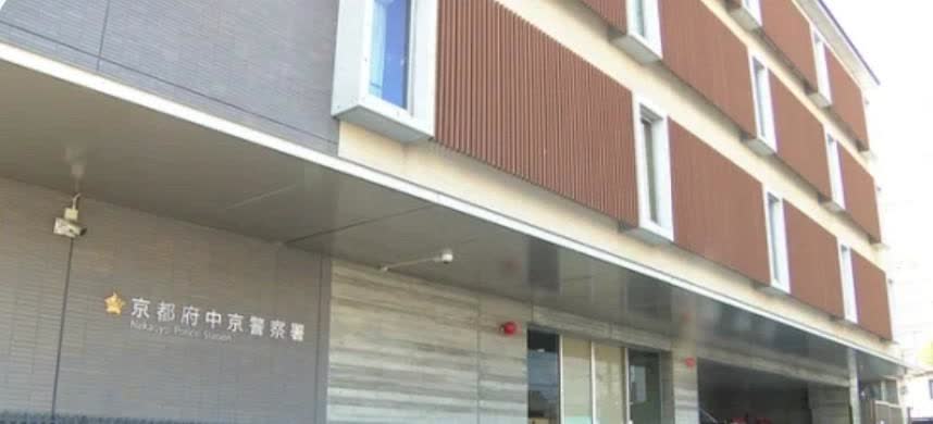 看到这条新闻真有些让人无语！
在日本街头，
有一名艺术家发了狂，
对着一名