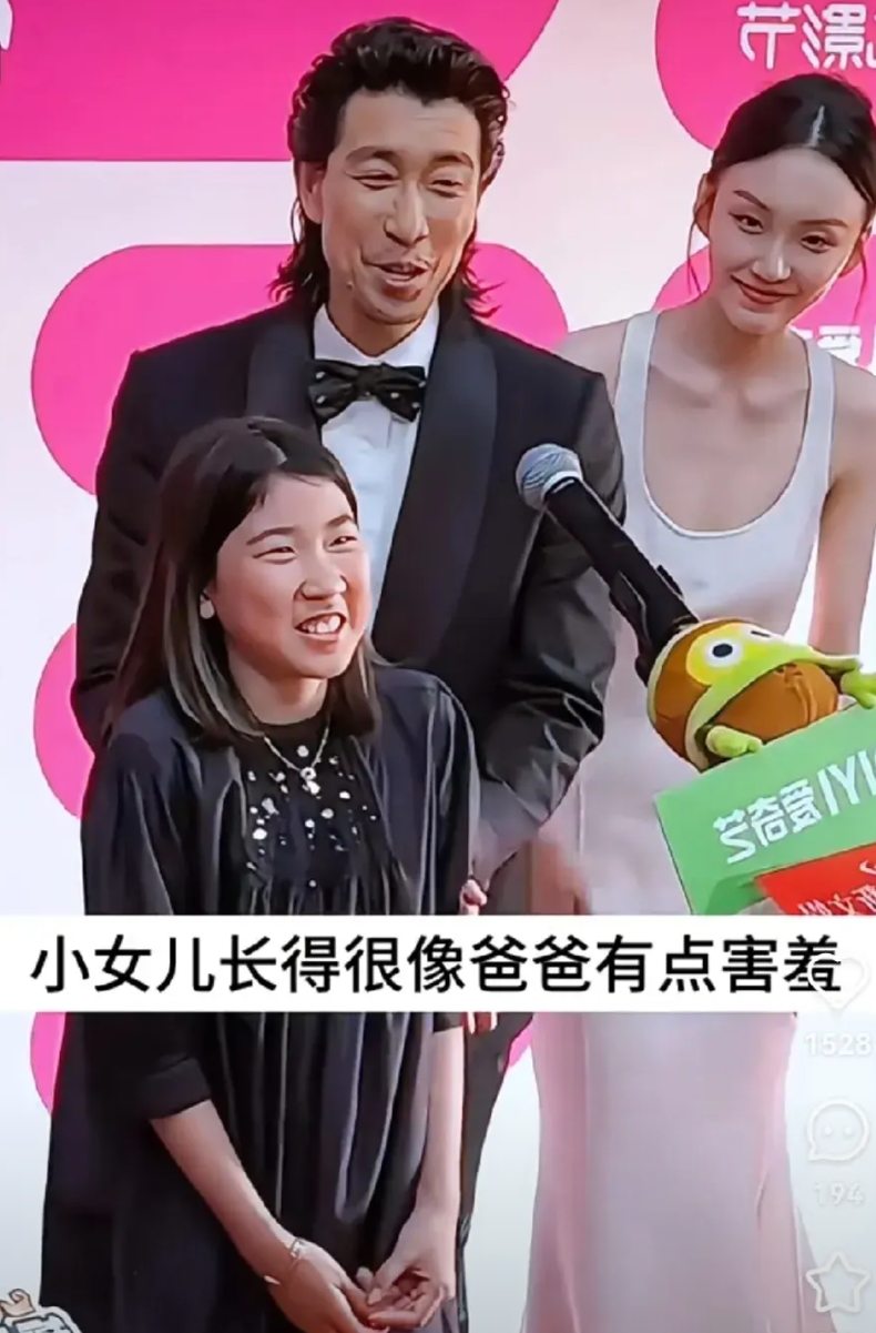 王千源当年娶了一个大美人，所有人都盼着他们将来的孩子能遗传他媳妇的好长相，没想到