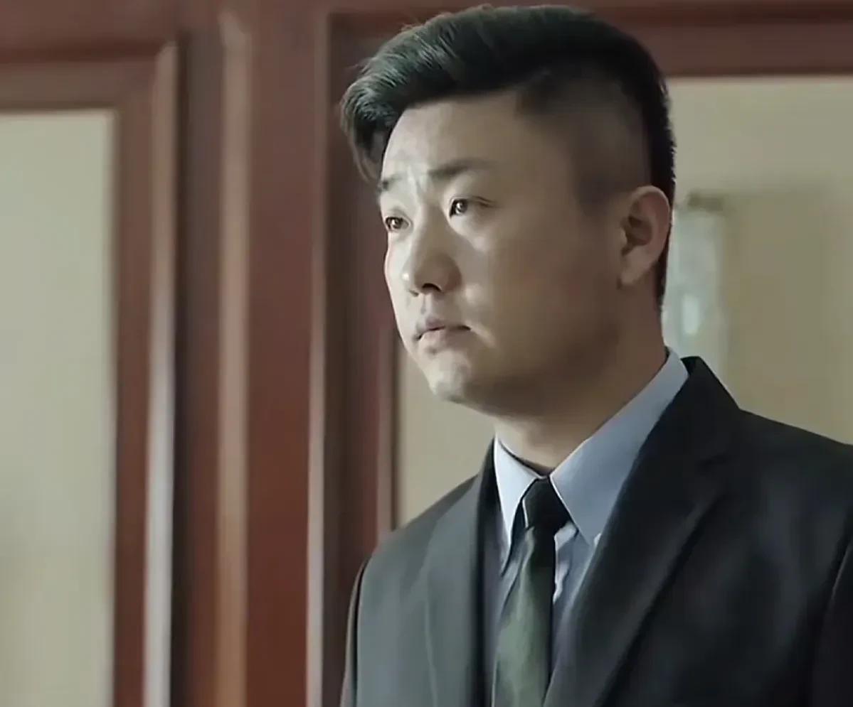 高育良的秘书小贺，才是最无辜的那个人…
辛辛苦苦考了个公务员，然后一路混到给省委