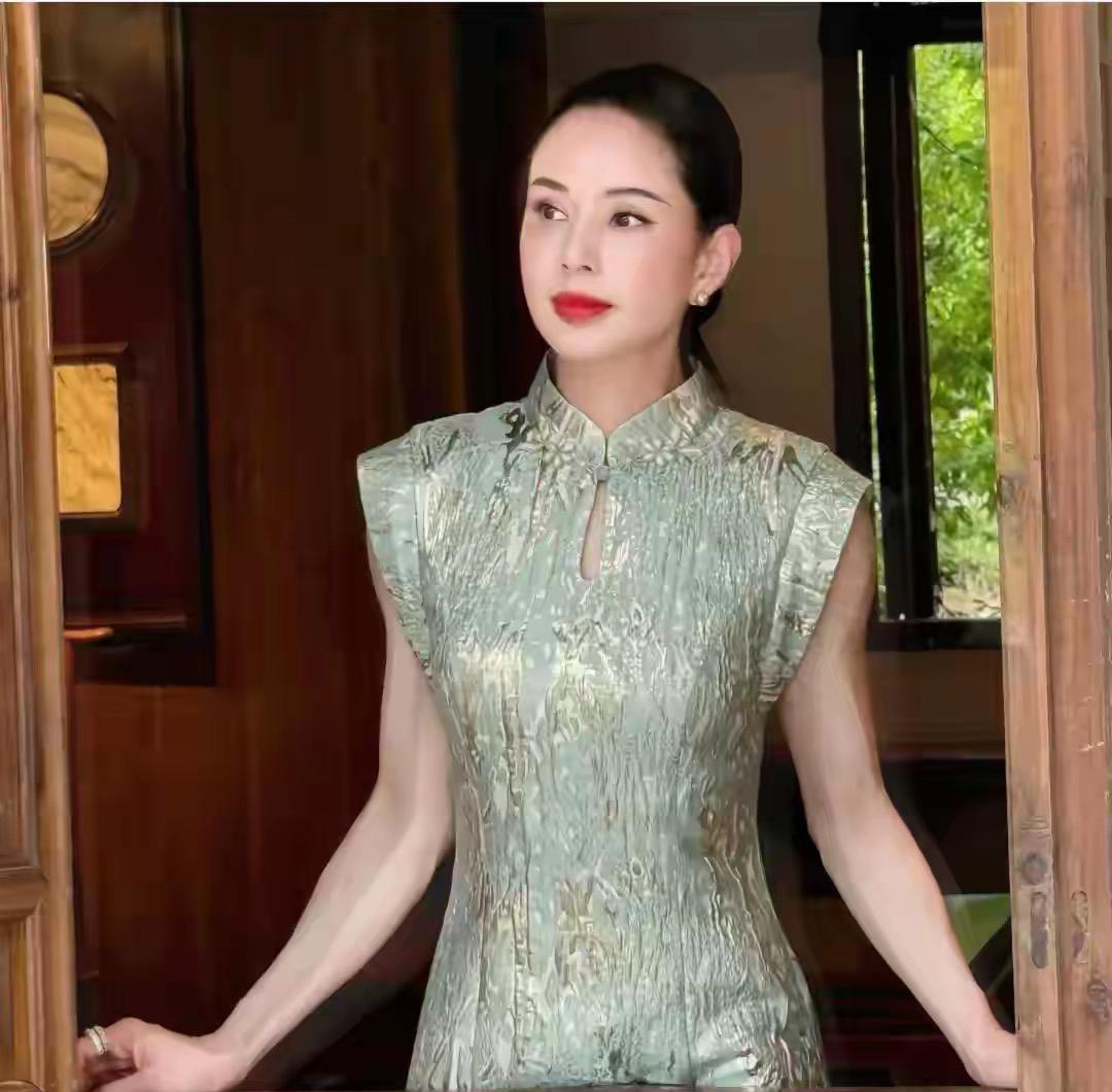 8月4日，李若彤晒出美照惊艳众人。她身着一袭绿色旗袍，端庄大气尽显东方韵味。更引