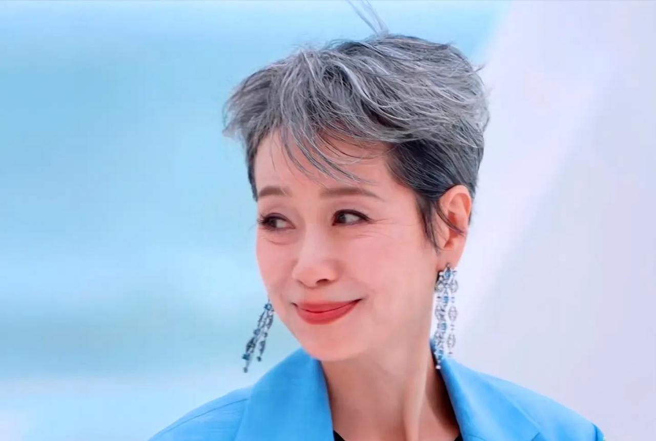 #叶童[超话]##叶童年度总冠军#
从网传名单上惊现你的名字，到亲眼见证你捧起总