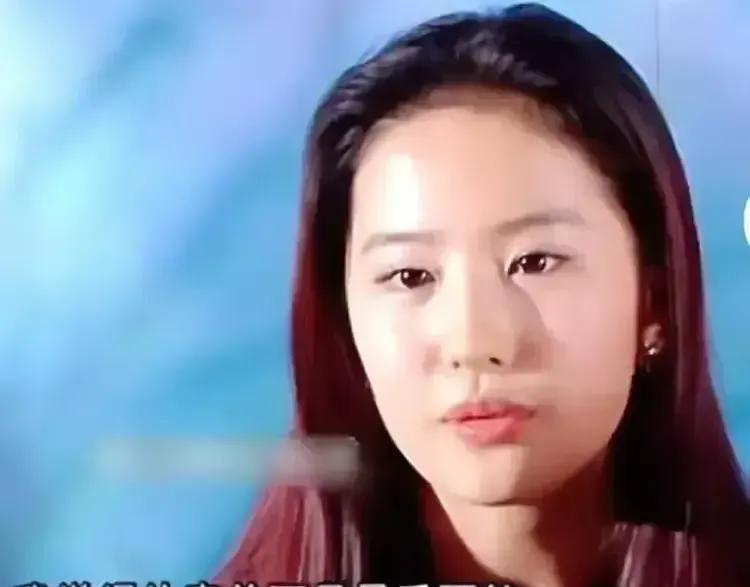 眼睛比人家小一半
陈德容眼睛有神
某人脸型崎岖，额头有点窄，脸有点凹
陈德容的脸