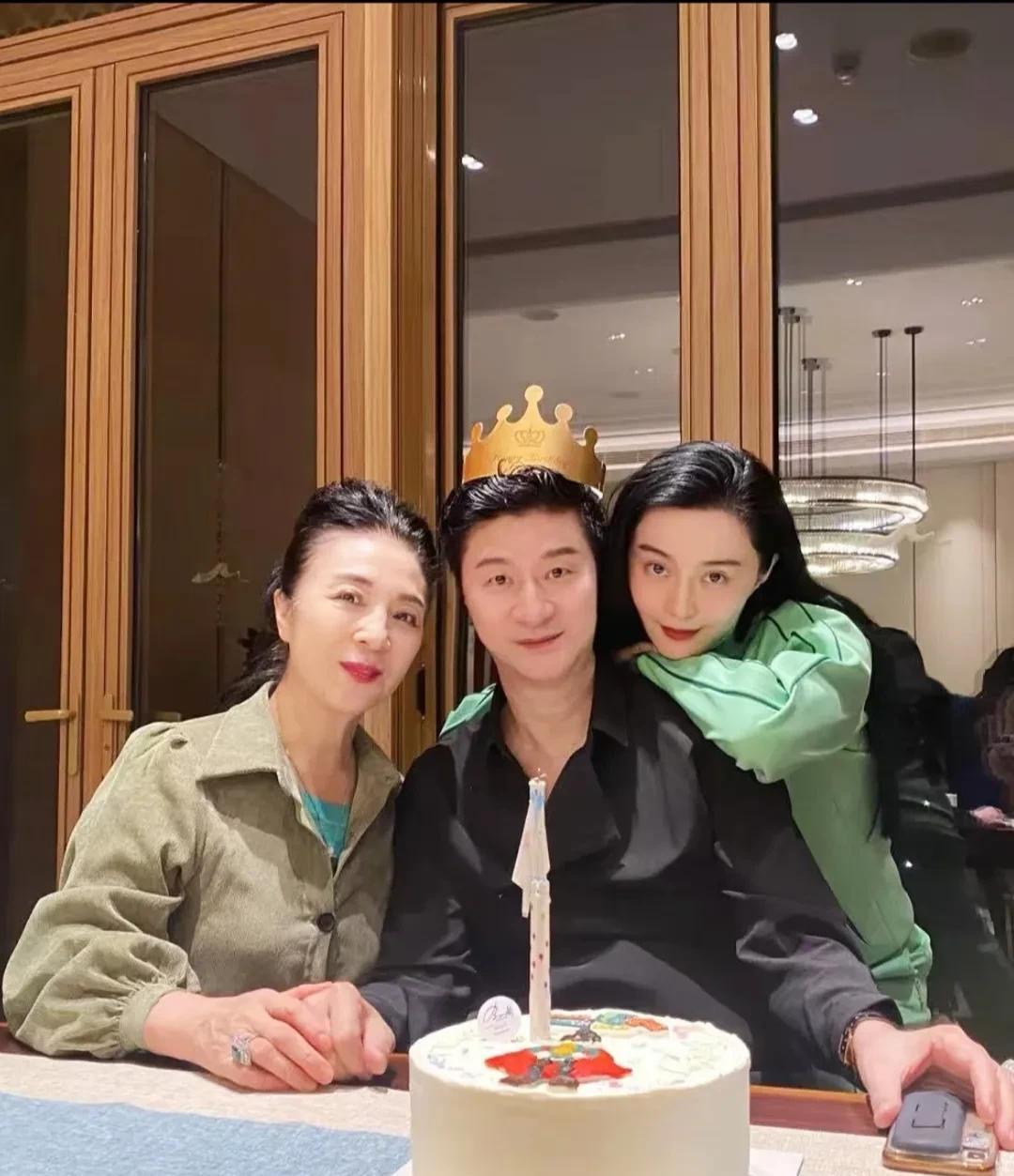 我觉得，这张照片一出，网上关于范丞丞的一些消息应该马上就会烟消云散了，因为范丞丞