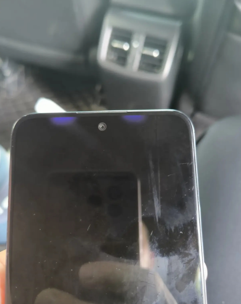 这就是遥遥领先的华为，刚用满一年的备用机刚出保的手机顶部出现两处发蓝漏光问题。