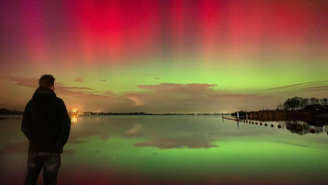 不用去北欧！荷兰多地惊现北极光，手机也能拍出同款大片