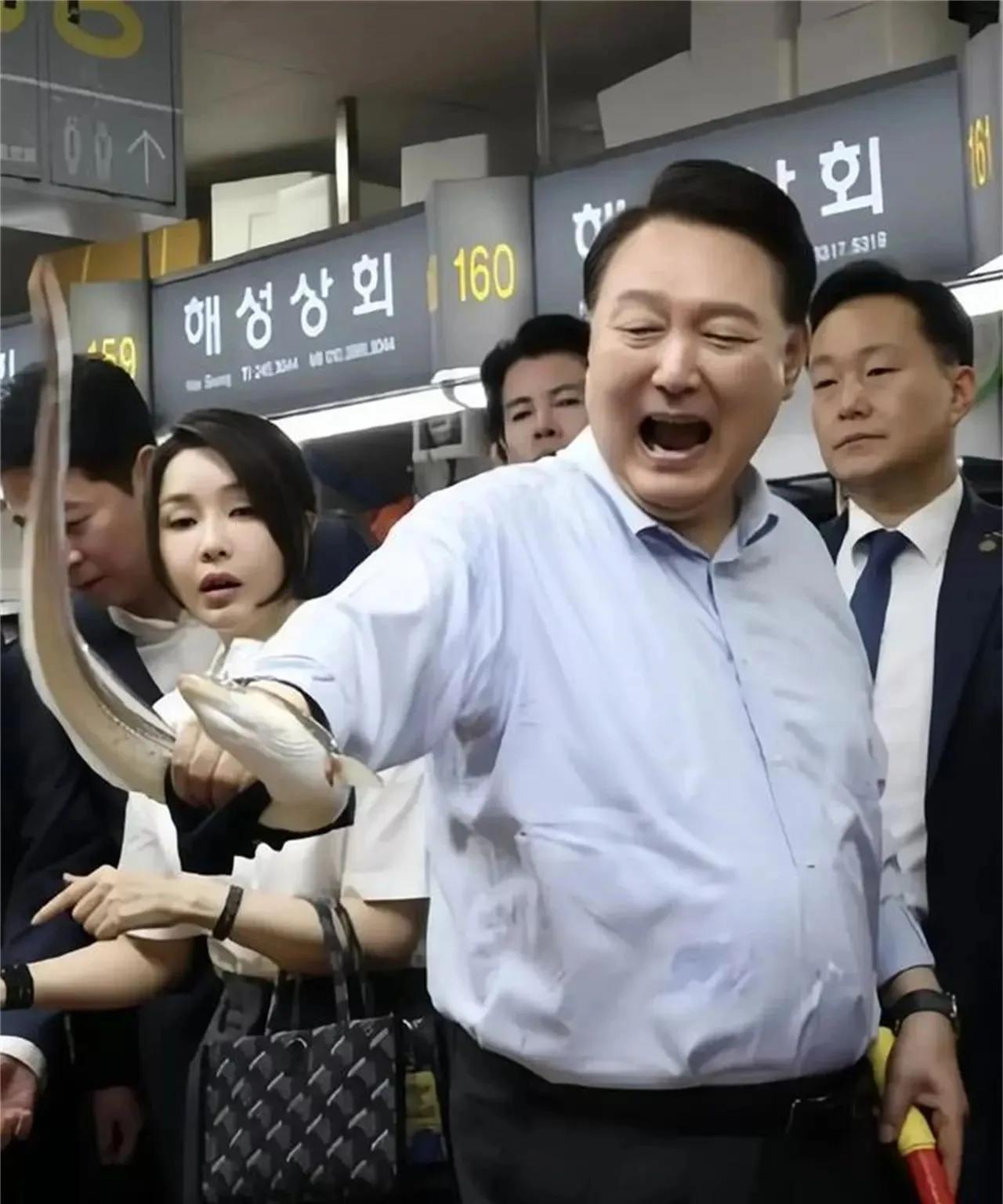这两口子真是绝配！一个撒泼打滚耍无赖，一个从头到脚从里到外全假货。
新闻说了，8