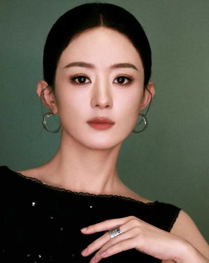赵丽颖新造型太绝了！暗夜黑裙美到失语
姐妹们，赵丽颖又来杀疯了！这次她穿的这条黑