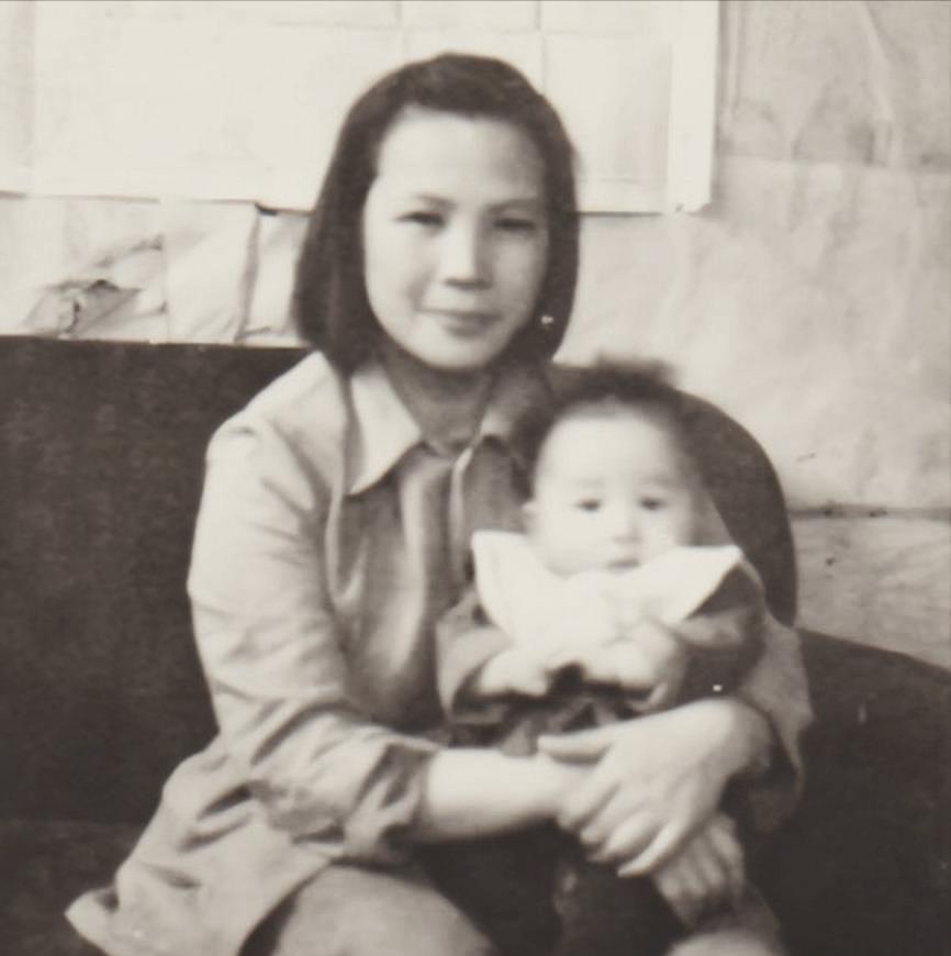 1972年4月，谢雪萍送完亲笔信后，立即上街买了一兜子苹果，赶去郊区毛纺厂，去看