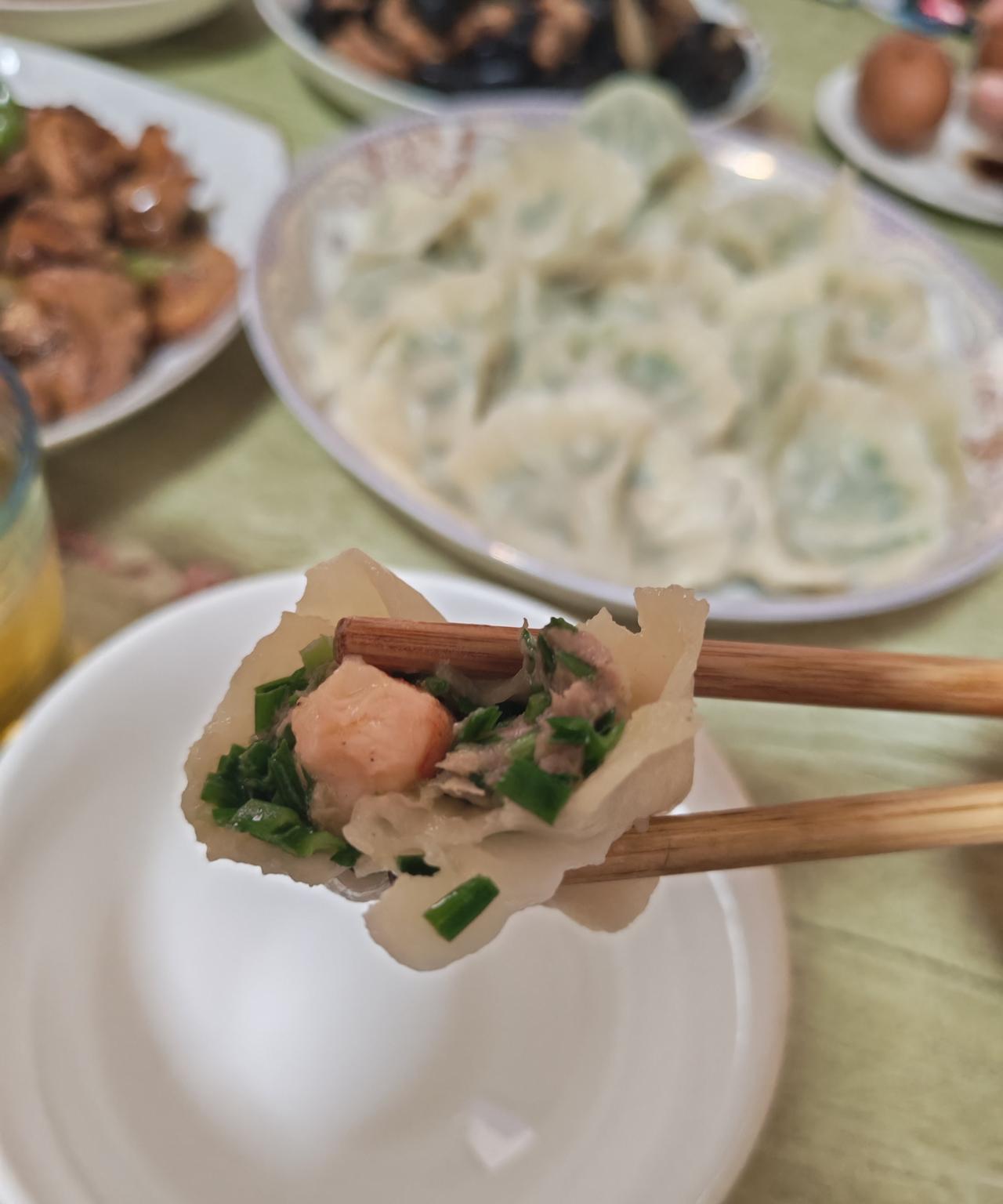 可我却怎么也学不会包饺子这门家常手艺。
每次包出来的饺子奇形怪状，典型的四不像 