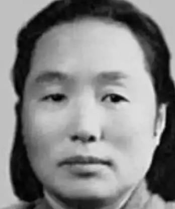 1937年，地主王学文发现有一名20多岁的女兵晕倒在自家门口，他急忙将女兵扛到热