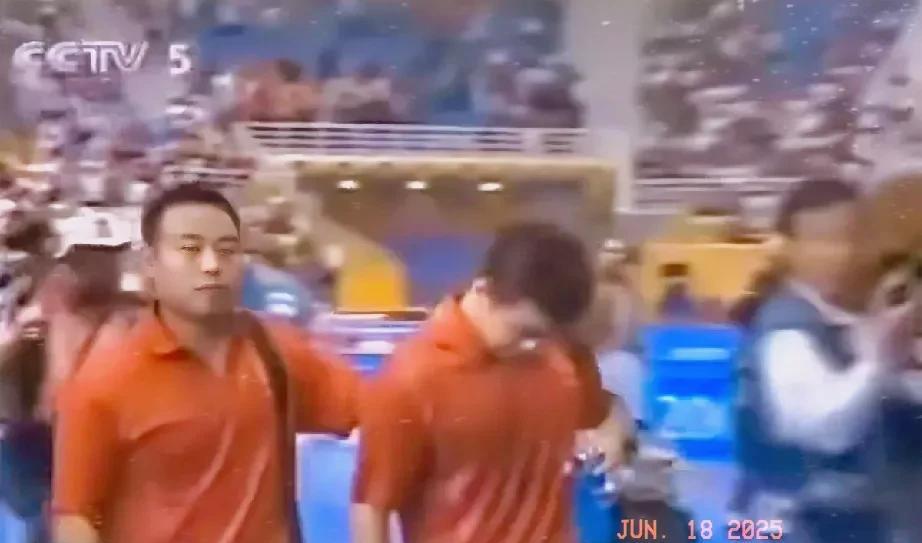 04年雅典奥运会王皓遗憾丢金
输球后的他失魂落魄
像做错事的孩子手足无措
采访全
