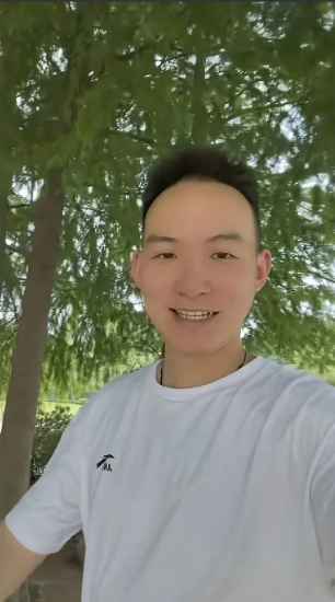 谢浩男时隔20天再次更新视频了！他写道：这个世界存在诸多不同的声音，然而要对得起