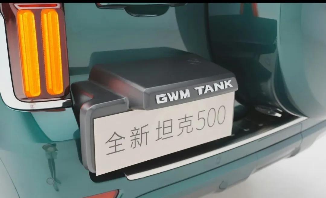 坦克500 : 说好的硬派越野你整冰箱彩电大沙发是几个意思啊？连油漆都开始对标劳