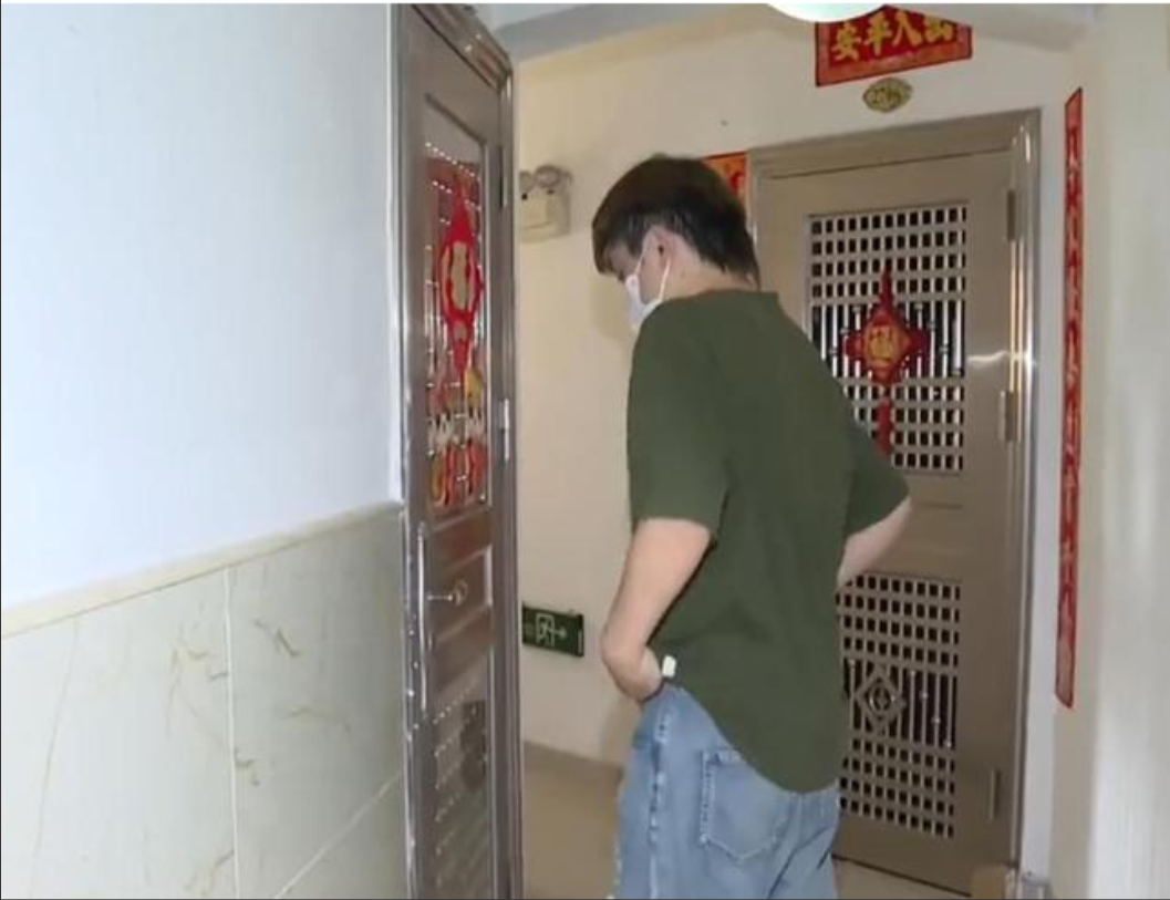 广东一男子因为忘了带家里的钥匙，于是就在网上找了一个开锁师傅，原本以为开锁一百多