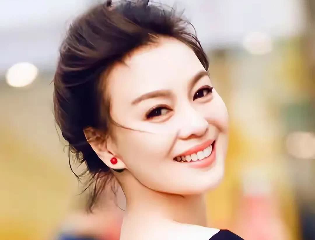 她被称“国民妈妈”，二婚嫁著名作家恩爱18年，两个女儿漂亮有才