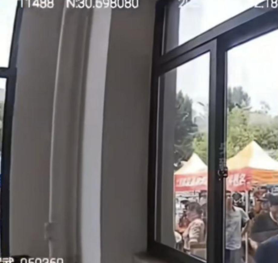 “心不是一般的大！”



6月9日，湖北宜昌，骄阳似火。一位参加高考的女生考试