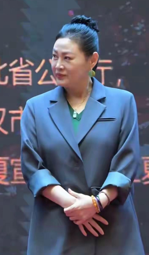 “潘金莲”扮演者王思懿，容貌大变，身材发福，已经胖得如同“王婆”的模样了。王思懿