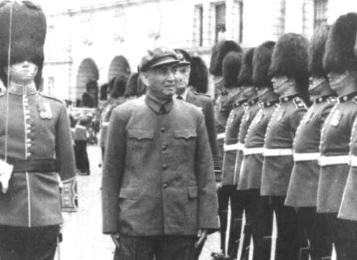 杨勇访问英国时，看到插着青天白日旗，拔下来扔在地上