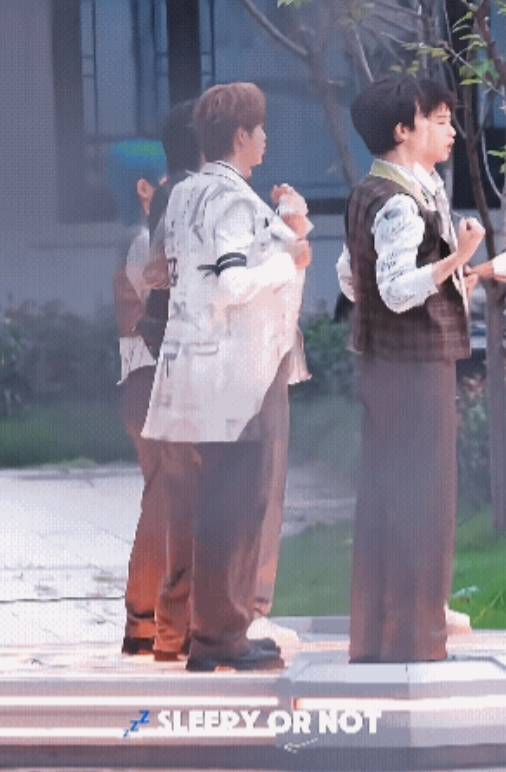 许凯老师，你在教你的队员什么呢，是你设计的动作吗？许凯很耐心的，一步步教分解动作