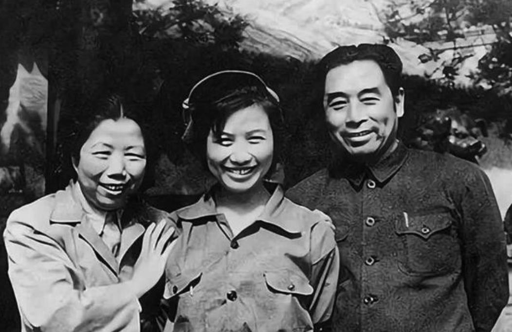 1951年，周总理的女婿在朝鲜与金日成的女秘书公然同居，彭德怀气急败坏，总理得知