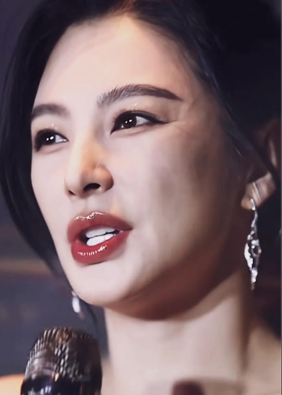才37岁的她，怎么这么的老，看起来比40多岁的女演员都要老了。只能说岁月不饶人，