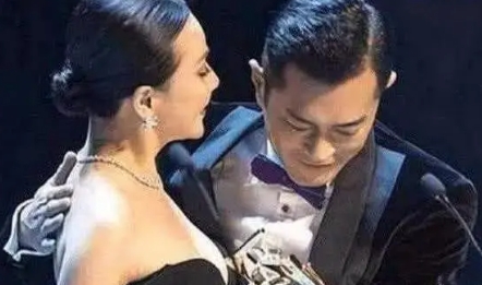 在一次颁奖典礼上，刘嘉玲正要给获得影帝的古天乐颁奖呢，可结果，却发生了一个小插曲