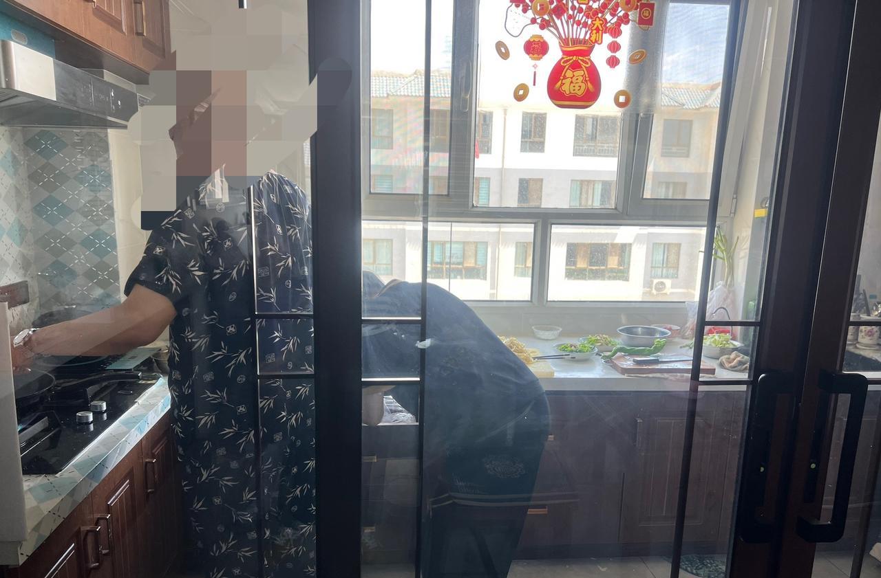 今天又是蹭吃蹭喝的一天，认识的老爷子和阿姨昨晚就约我们今天中午去他家，老爷子和我
