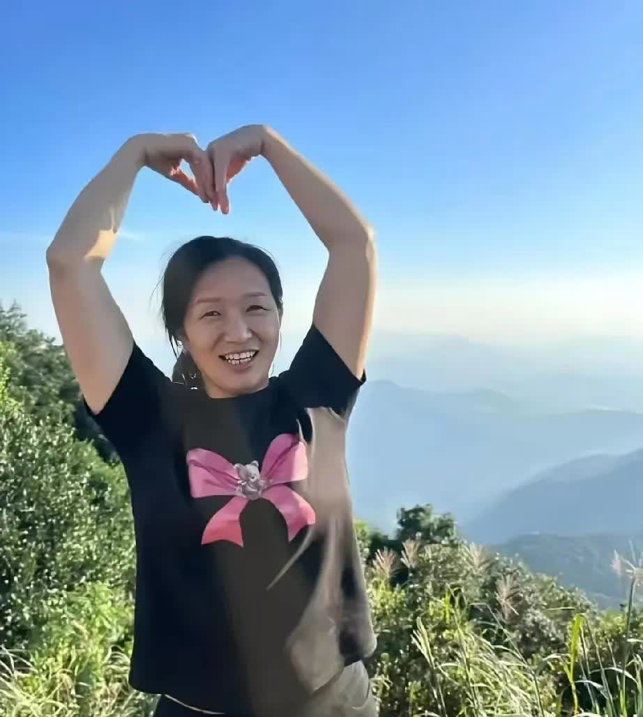 身边那些离了婚的富婆朋友们都在忙着打麻将购物，第一次听说去送快递的，只能说被坑了