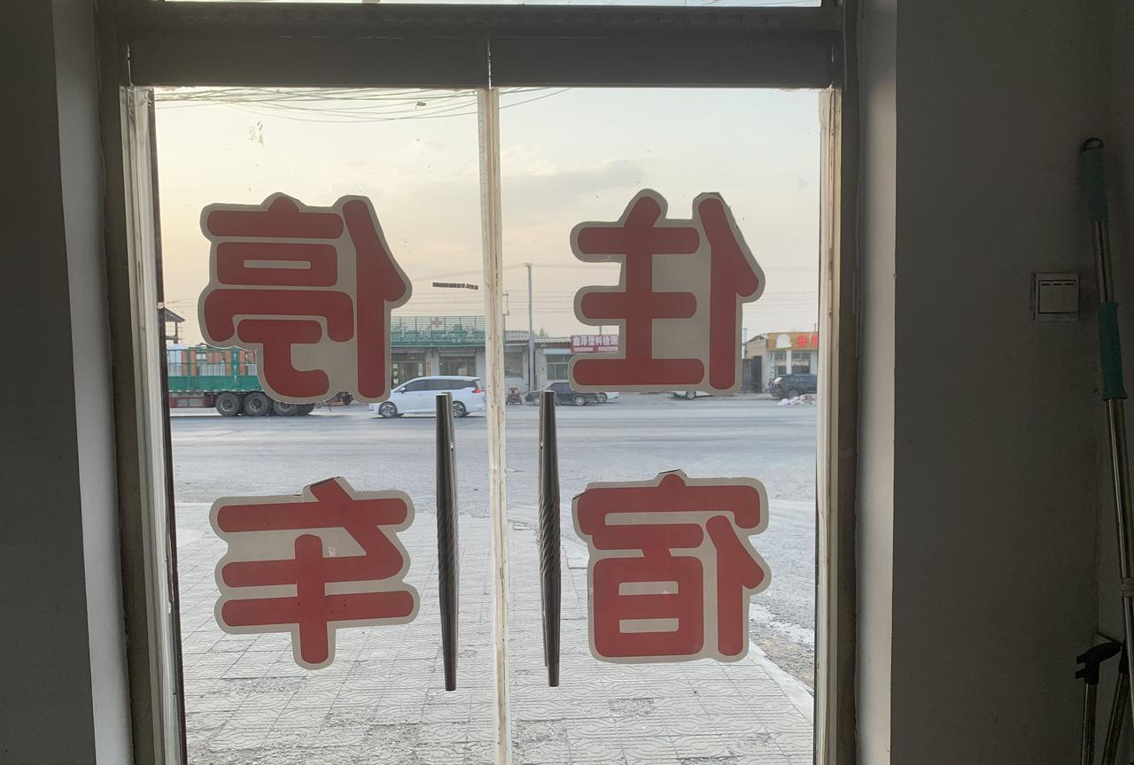 我53老公54出去自驾游，住车里省钱，因为我们知道自己挣的每一分钱都不容易，十多
