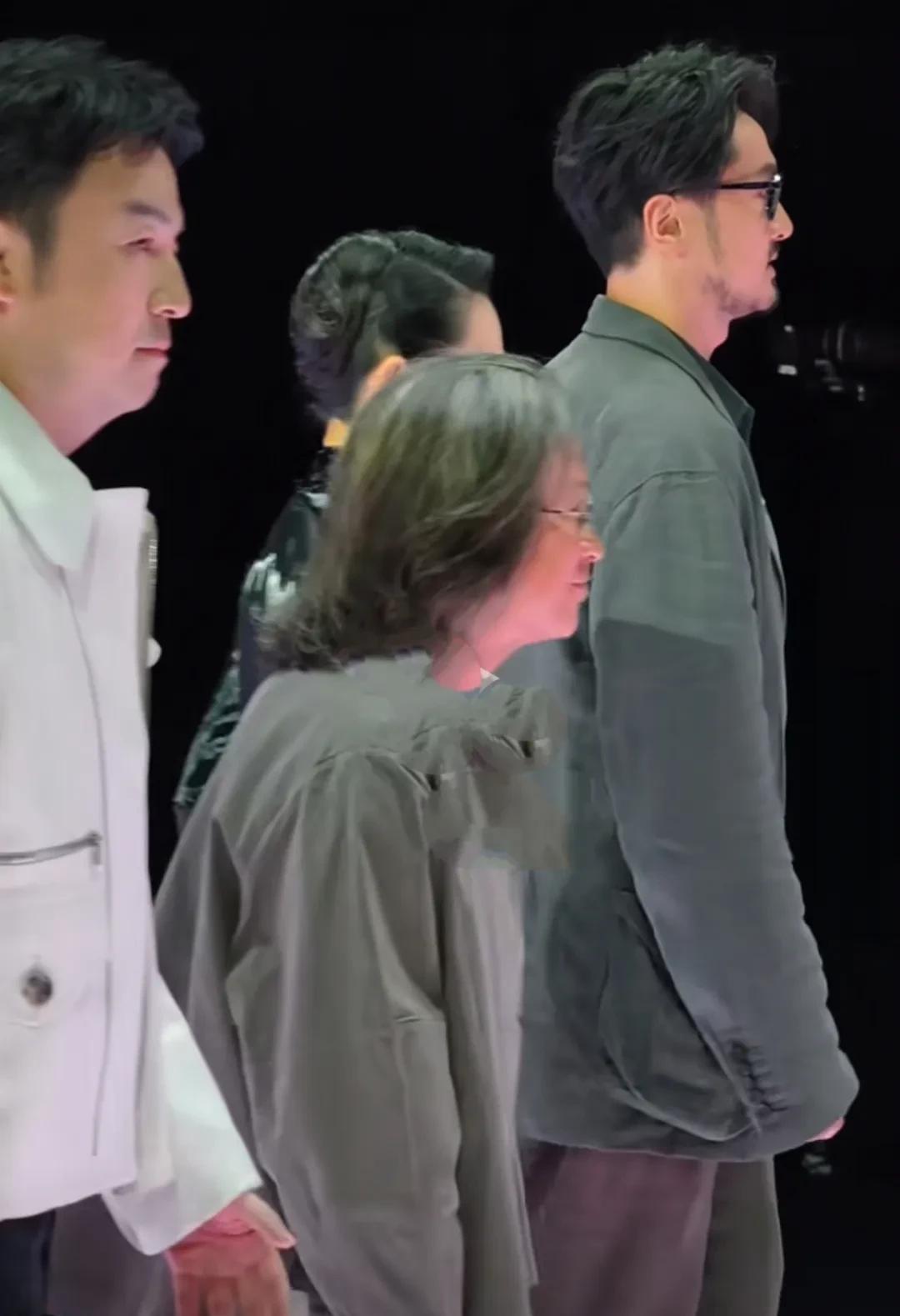 王传君、章子怡、陈可辛、雷佳音四人同走舞台，章子怡精神干练，一身黑色礼服显出曼妙