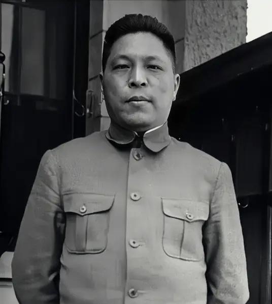 1938年，有一妻两妾的蒋鼎文，强占了西安京剧名角粉牡丹，坐拥情人数10人，染上