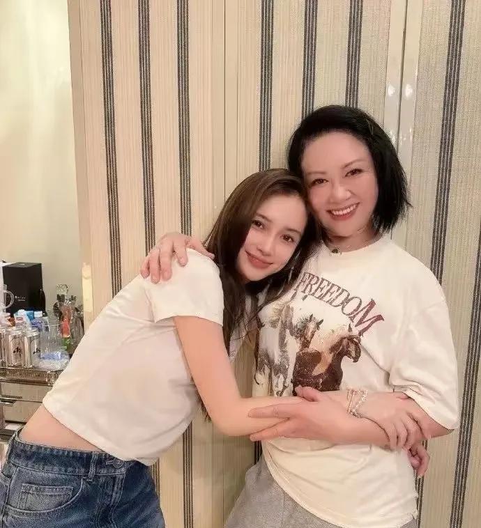 明星月嫂&林允的风波有点给angelbaby反向辟谣的意思……
当初不是有人质疑