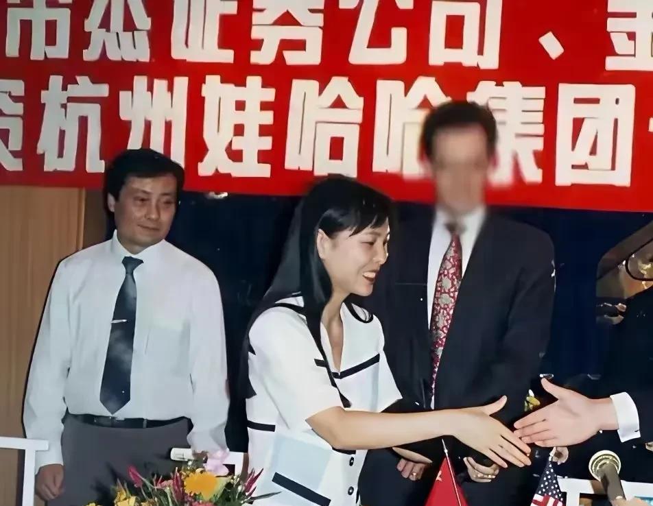 宗老和杜建英早年罕见的合影，宗老的眼神一直没离开过她。
这时候的杜建英还是蛮漂亮
