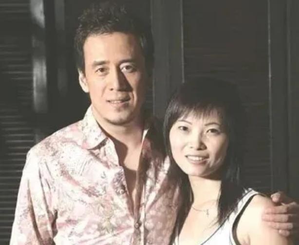 1972年出生的杨坤已年逾半百，但至今未婚。有一次那英看不下去了，说：“你也老大