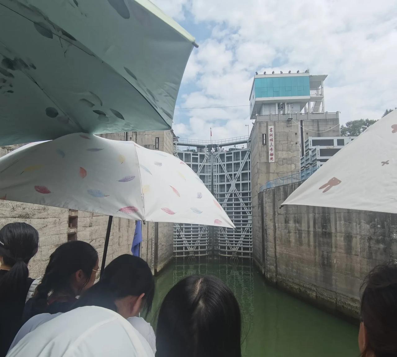 一艘船乘坐的游客上千人，
来这里看水涨船高的至少两三百。
几个小时船程，
最大的
