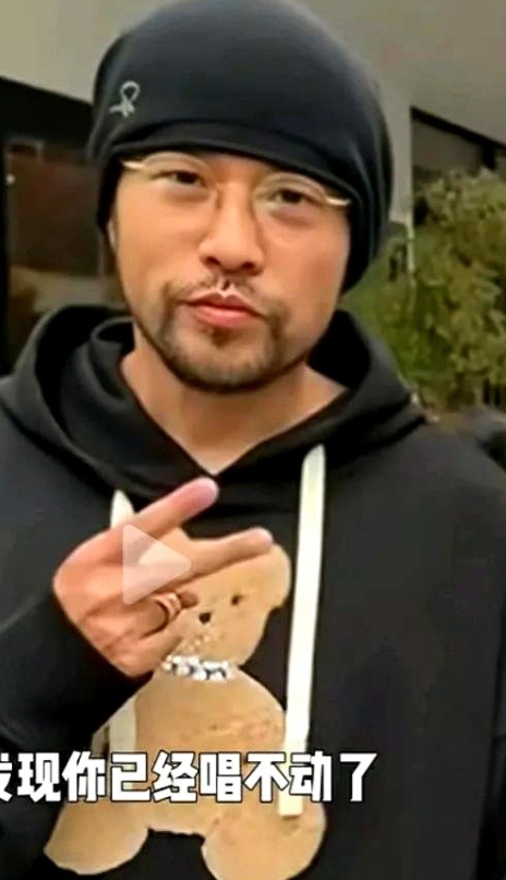 45岁的周杰伦，彻底不装了。

他的底气，是多数人一辈子都赚不到的。

曾经那个
