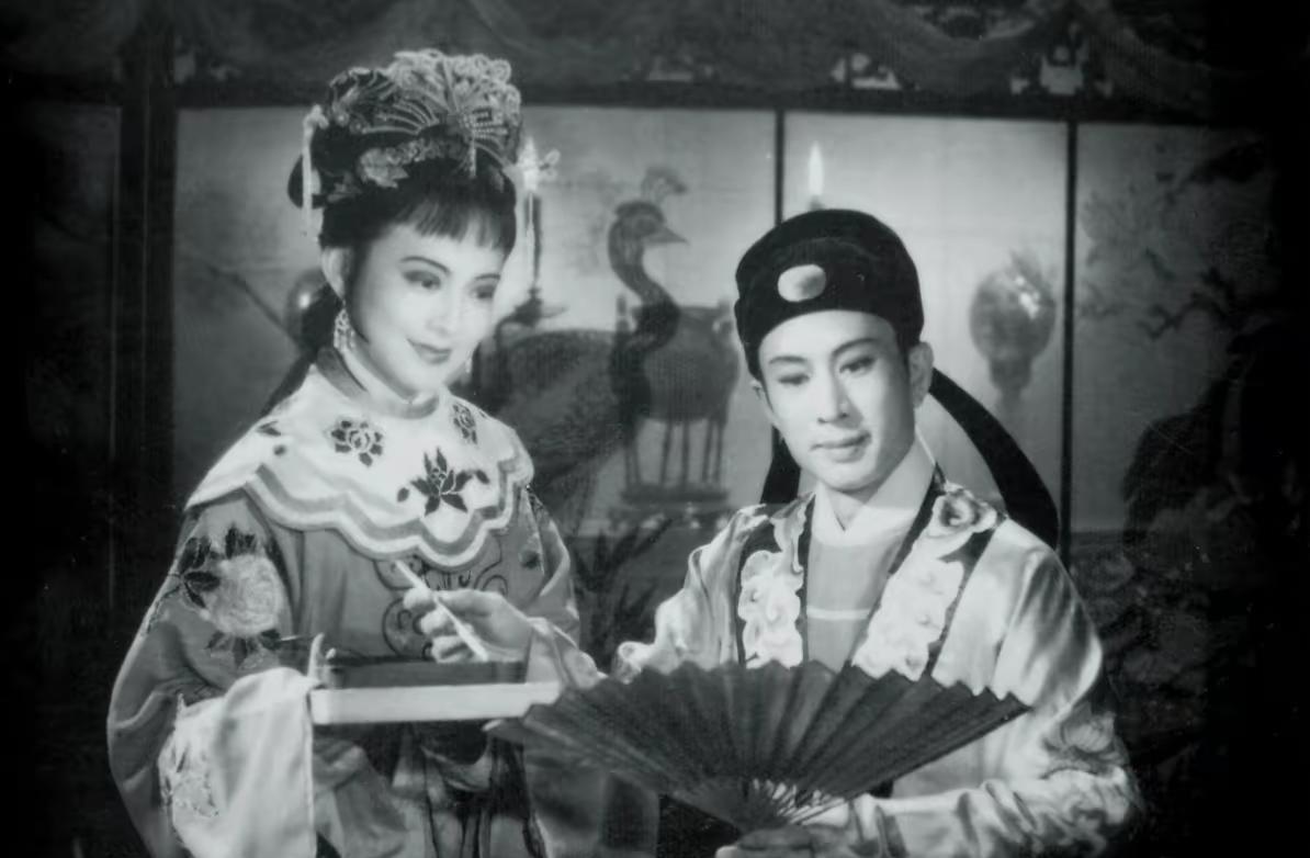 1963年《桃花扇》剧照，冯喆饰演的文人组织复社领袖书生侯朝宗与王丹凤饰演的秦淮