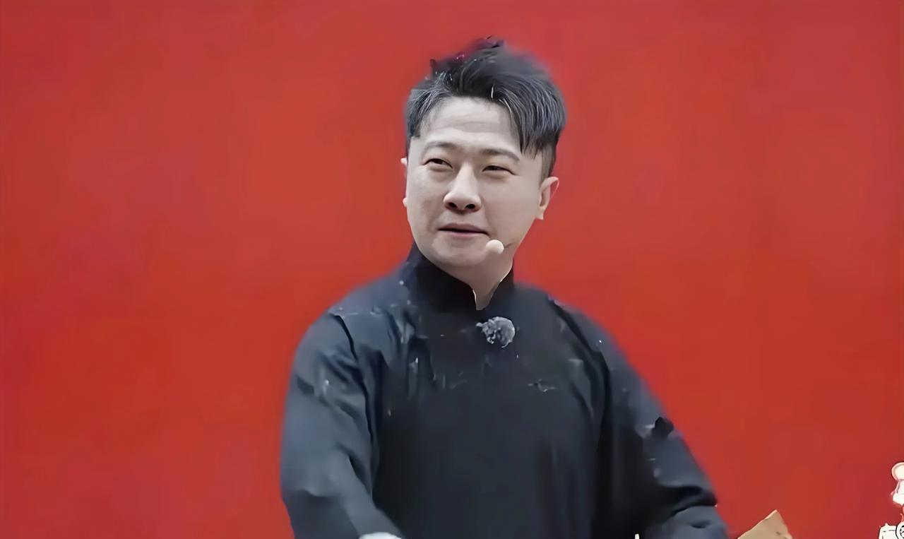 舞台上砸挂侯宝林大师，张鹤擎祸从口出，是口无遮拦还是上纲上线
张鹤擎又闯祸了，倒