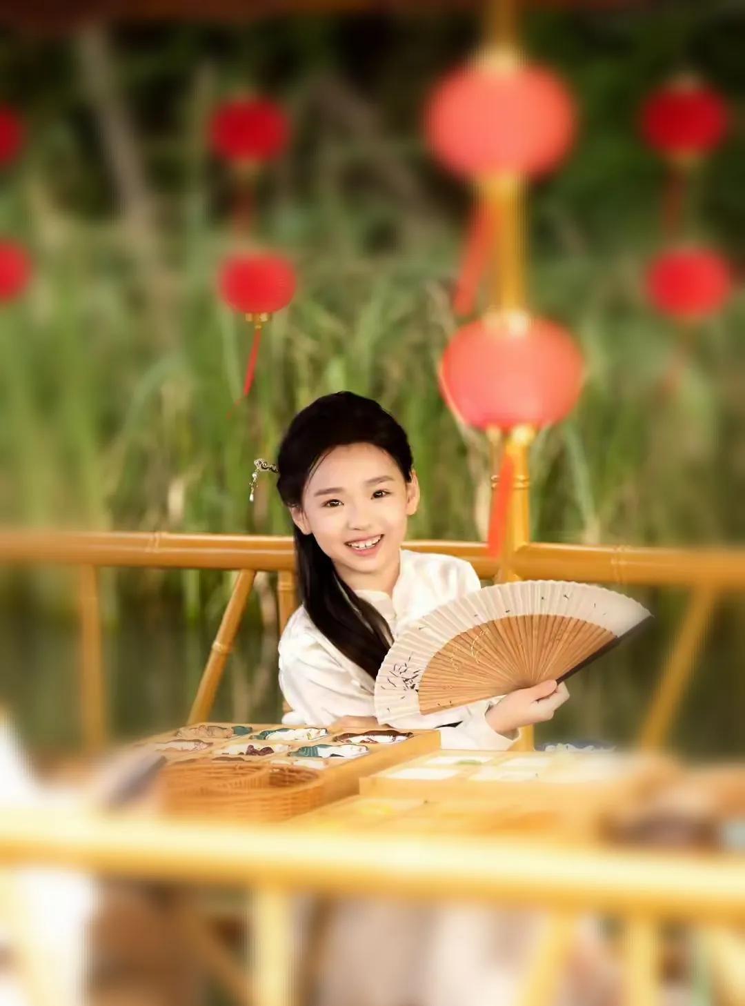 别看小酒窝年纪小，她骨子里可是刻着演戏的天分，小小年纪的她竟然有几分小大人的影子