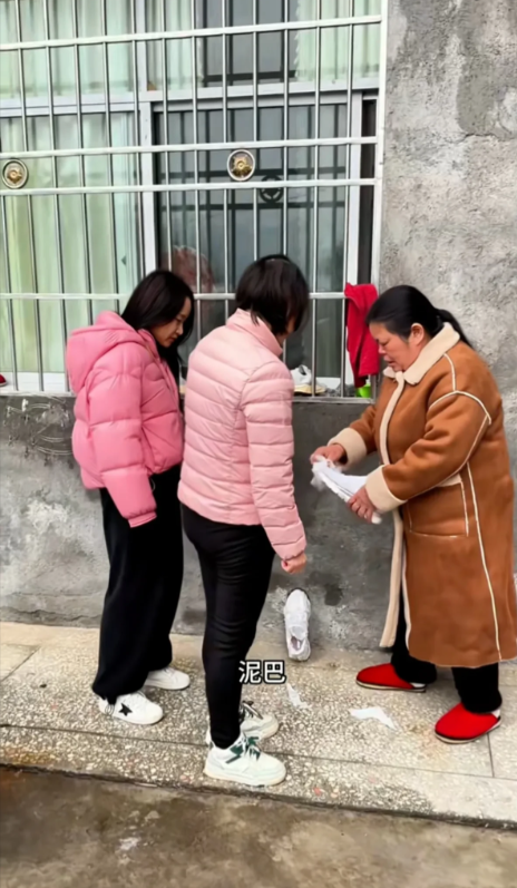 感觉婆婆一不高兴小凤就紧张
红姐把婆婆的鞋拿去洗了
重点是没有洗干净被小凤婆婆发