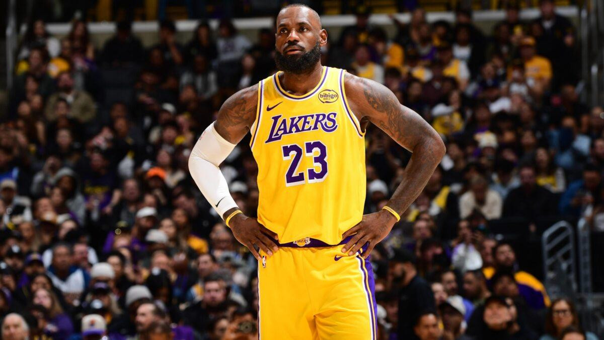 詹姆斯创NBA第1神迹，湖人绝杀猛龙！里夫斯44+11创两大纪录，八村塁立功