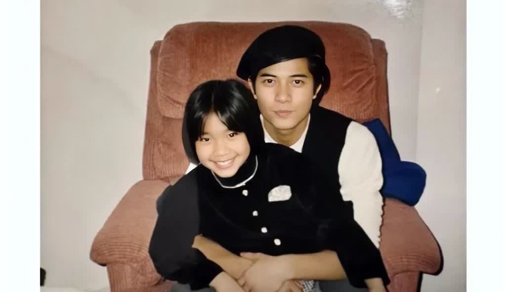 1995年，香港，秦沛女儿姜丽文与郭富城的合影旧照，那时候姜丽文9岁，活泼开朗。