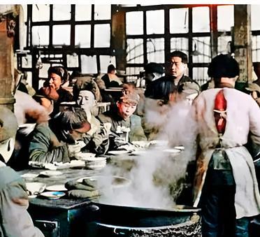 这是五六十年代，北京市民下馆子吃饭。从一九五五年十一月一日开始，北京市民下馆子吃