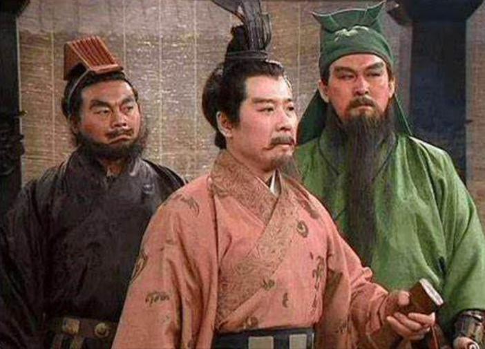 公元197年，曹操带兵进攻宛城，张绣自知不敌，只好带着全军投降于曹操。
曹操高兴