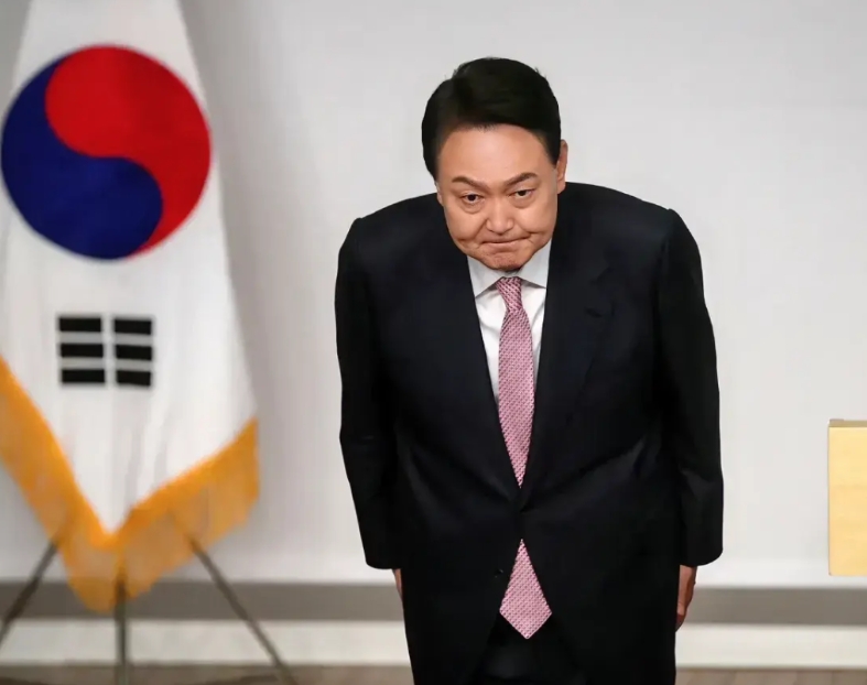 时隔6天终于搬走了！韩国媒体发布快讯称，韩国前总统尹锡悦下台后时隔6天终于从位于