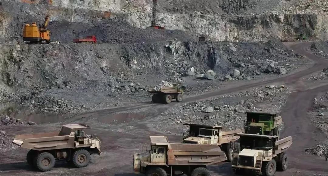 中国十大稀土矿基地：
1、内蒙古包头白云鄂博矿
2、江西赣州稀土矿
3、四川凉山