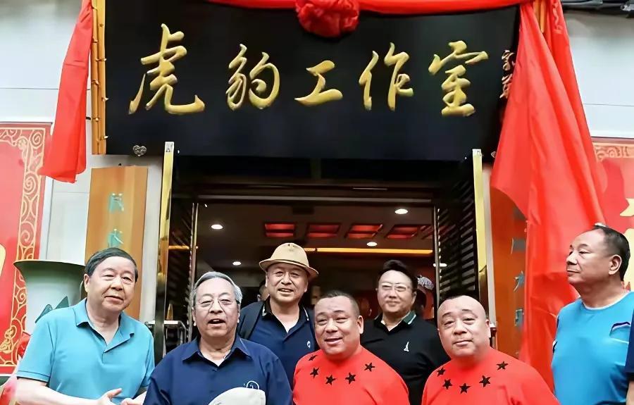 天津相声界少了一人，
虎豹兄弟的虎哥脑出血没了，
年仅51岁，
这岁数可不大，