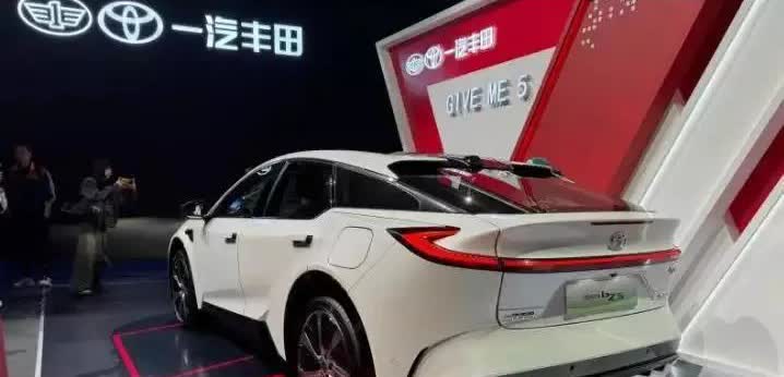 伤害性不大，侮辱性极强啊！国人都以为现在是比亚迪、鸿蒙i智行、理想汽车i、小米汽